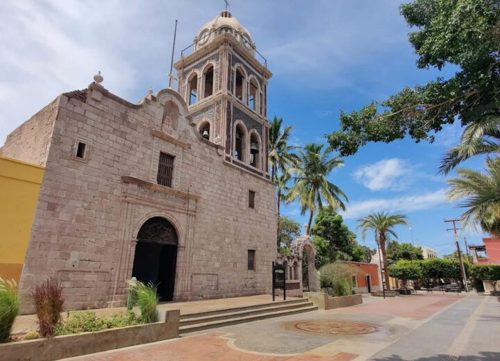 Fachada de la misión de Nuestra Señora de Loreto en el centro histórico