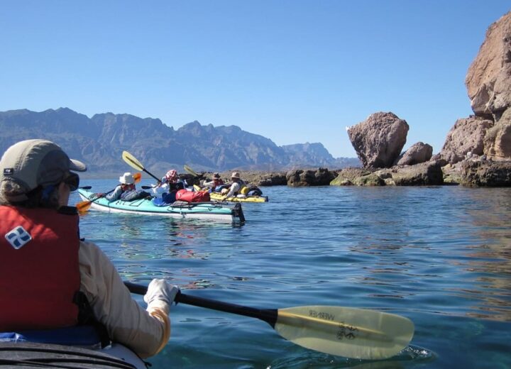 Kayak doble remando junto a acantilados de isla Danzante en Loreto