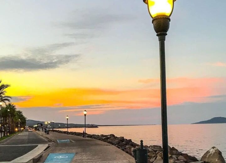 Amanecer sobre el Mar de Cortes con el malecón de Loreto en primer plano