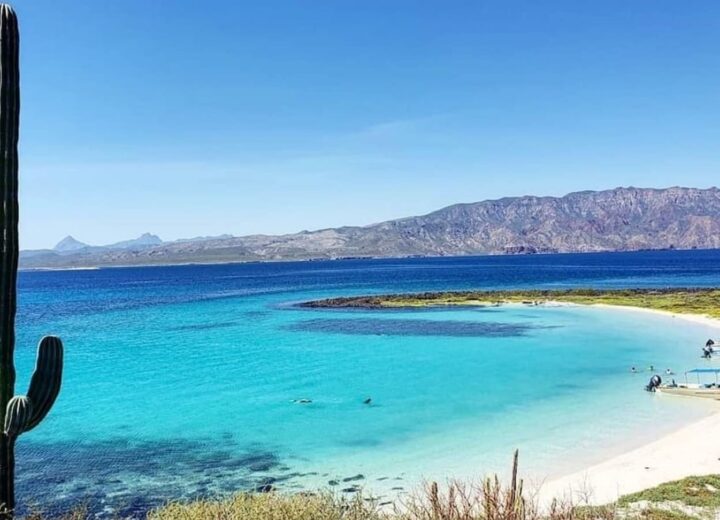 Isla Coronado con playa de arena blanca y agua turquesa