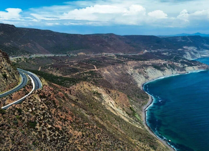 Carretera Transpeninsular entrando a Loreto con la sierra de fondo