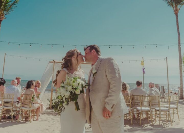 Montaje de boda al atardecer en la playa frente al Mar de Cortés
