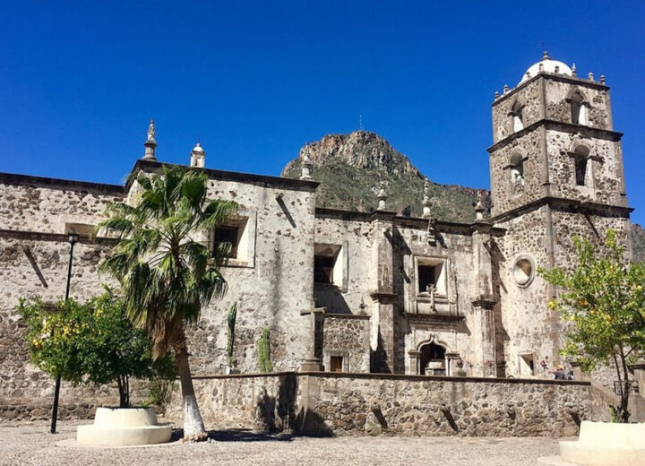 Fachada de piedra de la misión de San Francisco Javier en la sierra
